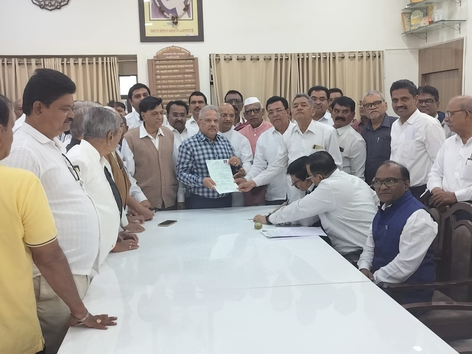 खान्देश शिक्षण मंडळाच्या संचालकपदासाठी डॉ. अविनाश जोशी यांची उमेदवारी दाखल