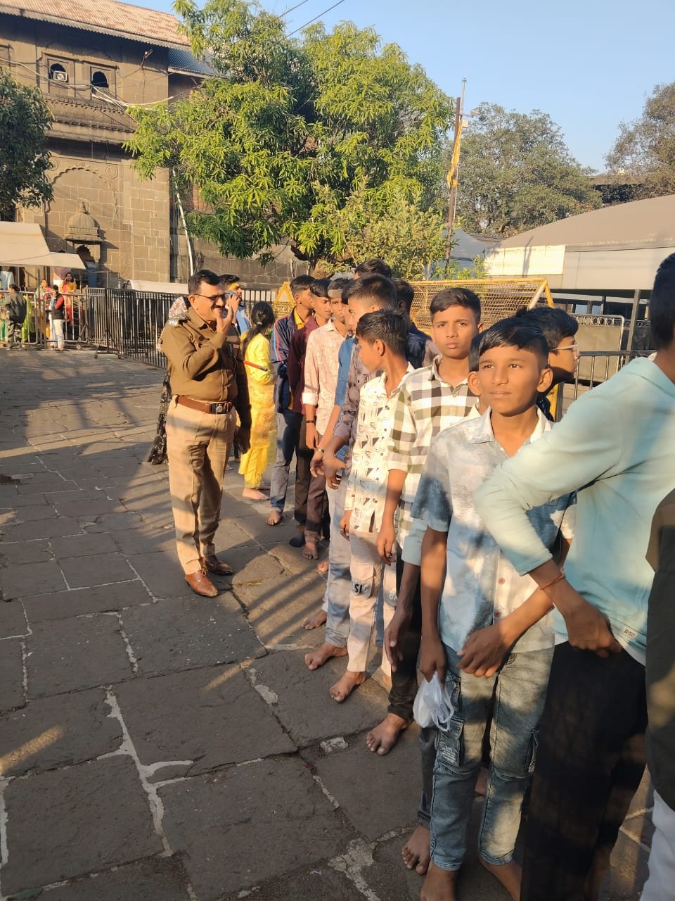 त्र्यंबकेश्वरमध्ये सेवाभावाचे दर्शन : डिवायएसपी देसले साहेबांचा संवेदनशील पुढाकार