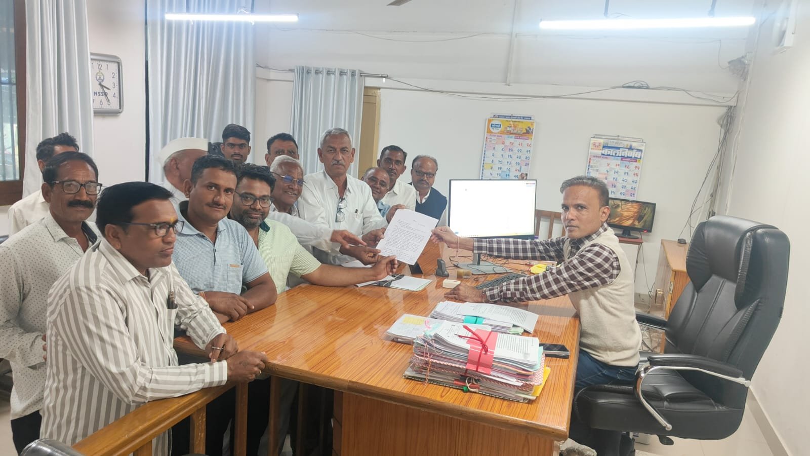 अमळनेर येथील सीसीआय केंद्रावर शेतकऱ्यांची लूट सुरूच; कारवाईची मागणी  लामा जिनींग येथील सीसीआय केंद्रातील अनियमिततेबाबत उपविभागीय अधिकारी व तहसीलदारांना निवेदन