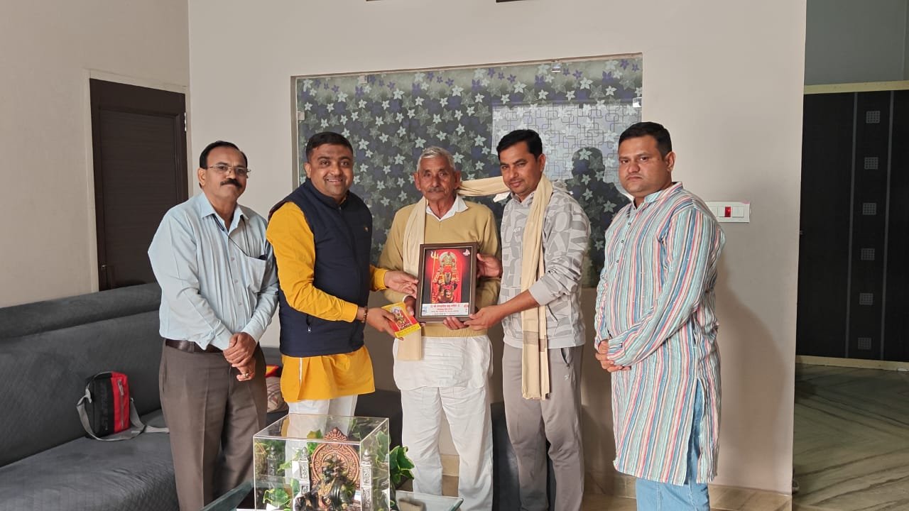 मंगळ ग्रह सेवा संस्थेच्या टीमने सुवर्णपदक विजेते निरजजी चोप्रा यांच्या परिवाराची घेतली भेट*  *साधेपणाने विवाह केल्याबद्दल केला सत्कार*