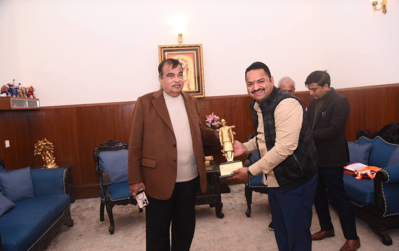 दिल्ली येथे आरोग्यदूत मंगेश चिवटे यांना ‘अटल पुरस्कार’ प्रदान  केंद्रीय मंत्री नितीनजी गडकरी यांच्या हस्ते सन्मान