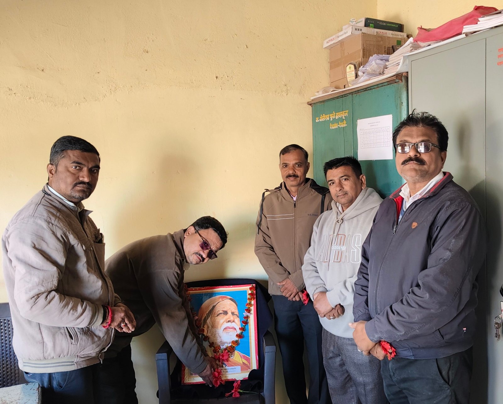 महात्मा फुले हायस्कूल देवगाव येथे संत गाडगेबाबा पुण्यतिथीनिमित्त अभिवादन