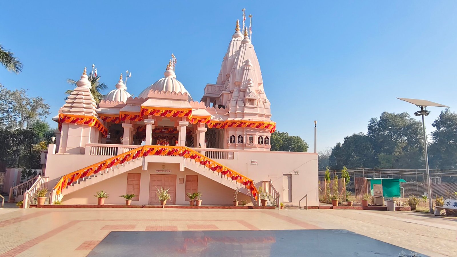 स्वामीनारायण मंदिर वर्धापन दिनानिमित्त अमळनेरमध्ये दिव्य अध्यात्मिक पर्व  स्वामीनारायण मंदिराच्या २९ व्या वर्धापन दिनानिमित्त दोन दिवसीय अध्यात्मिक कार्यक्रमांची रेलचेल