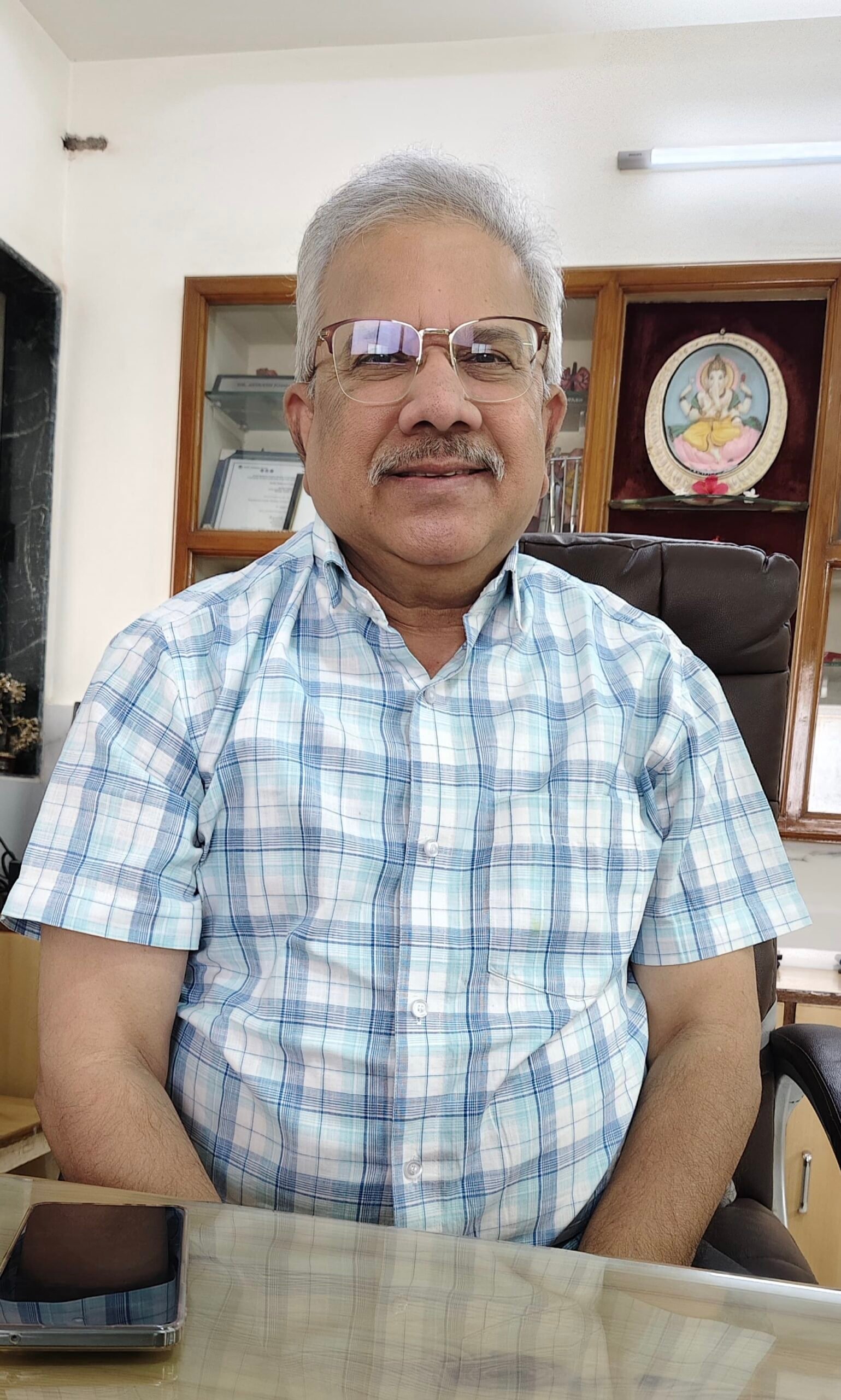 अमळनेरचे बहुआयामी नेतृत्व  वैद्यकीय सेवेपासून साहित्य-संस्कृतीपर्यंत डॉ. अविनाश रघुराज जोशी यांचे प्रेरणादायी कार्य