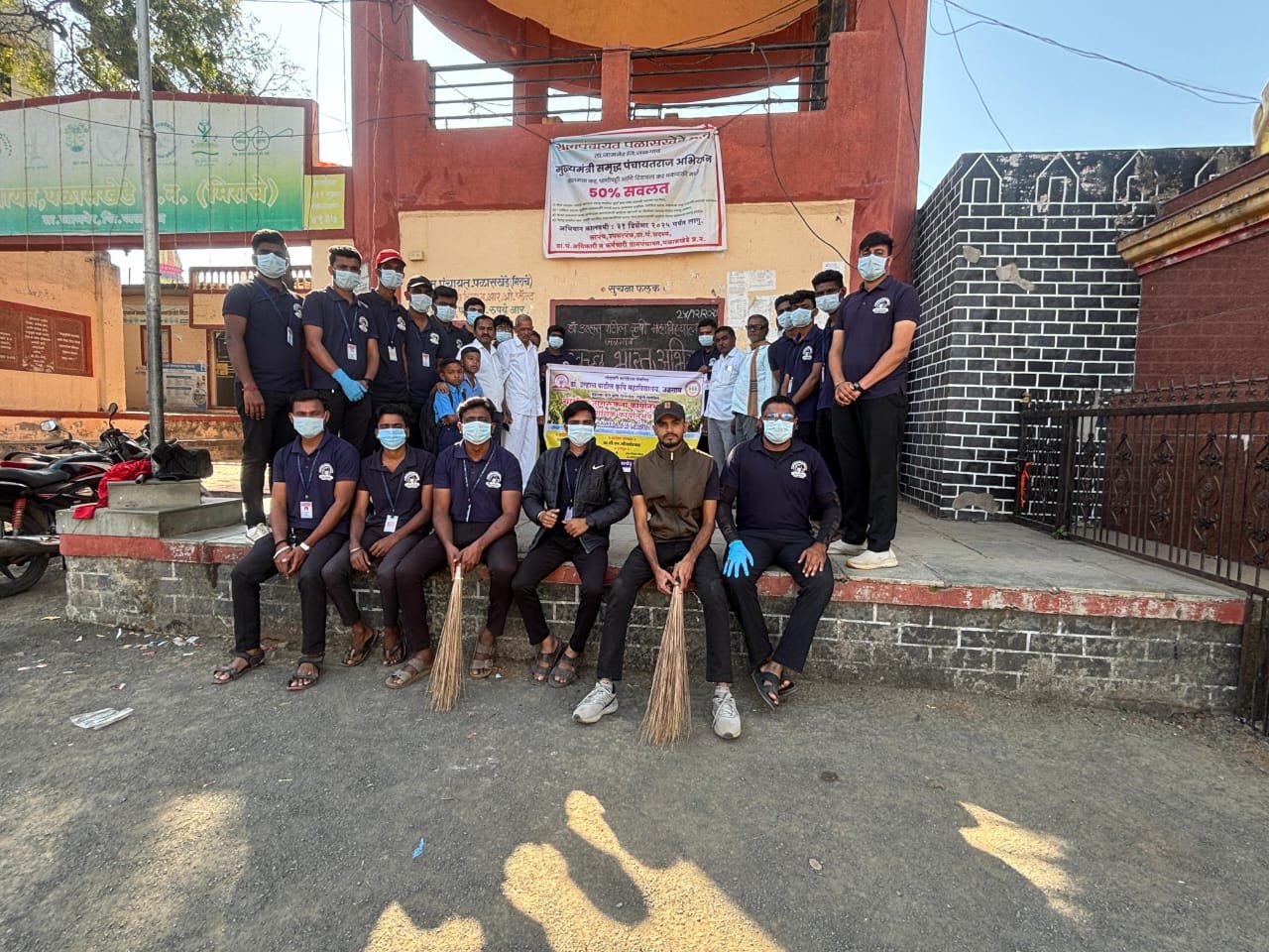 किसान सप्ताहात पळसखेडेत स्वच्छतेचा जागर डॉ. उल्हास पाटील कृषी महाविद्यालयाच्या विद्यार्थ्यांचे स्वच्छता अभियान व साने गुरुजी जयंती उत्साहात साजरी