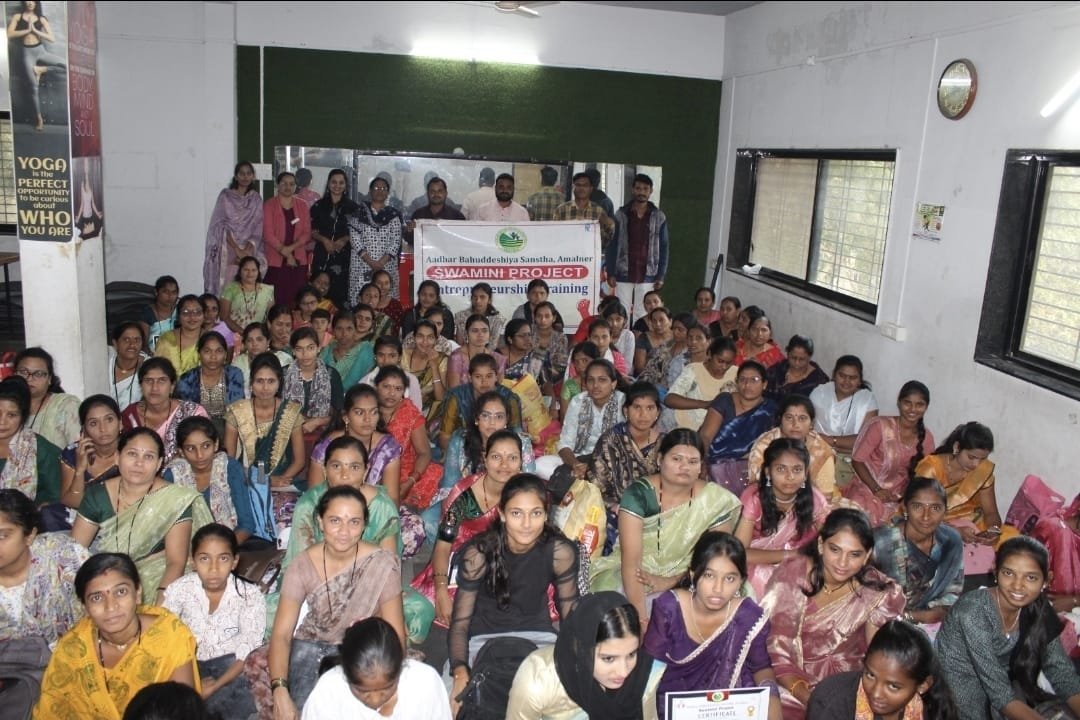 “ग्रामीण महिलांनी घेतले स्वावलंबनाचे धडे “आधार संस्थेतर्फे महिलांसाठी उद्योजकता विकास प्रशिक्षण संपन्न