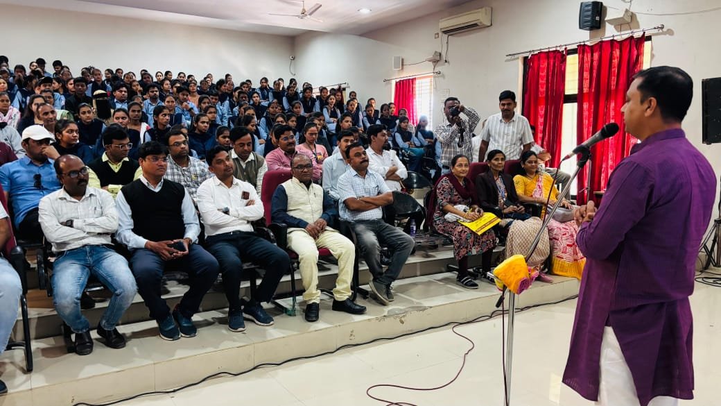 आयतं पोयतं सख्यानं”ने रंगमंच गाजवला  अहिराणी एकपात्री नाटकातून प्रविण माळी यांचे सशक्त सादरीकरण  रंगमंच, भावभावना आणि अभिनयाचा संगम  प्रताप महाविद्यालयातील एकपात्री नाट्य कार्यशाळेला उत्स्फूर्त प्रतिसाद