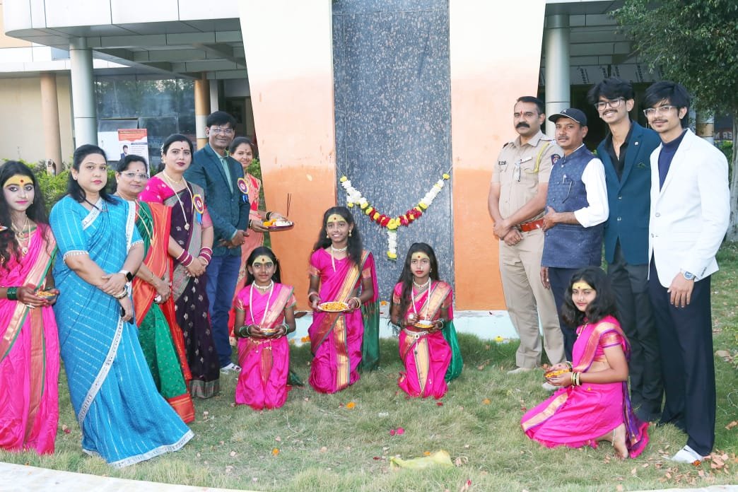 व्ही. एस. पवार इंग्लिश मीडियम स्कूलचा वार्षिक स्नेहसंमेलन बनला एक अविस्मरणीय “शिव सोहळा”…*  *”शिवगाथा”- राजा शिवछत्रपती यांच्या जीवनकार्यास विनम्र अभिवादन*