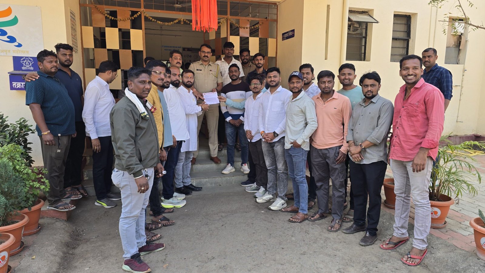 गणपती मंदिरावर दगडफेक व शुभम वाणीवर प्राणघातक हल्ला : आरोपींना तात्काळ अटक करण्याची मागणी, पोलीस निरीक्षकांना निवेदन