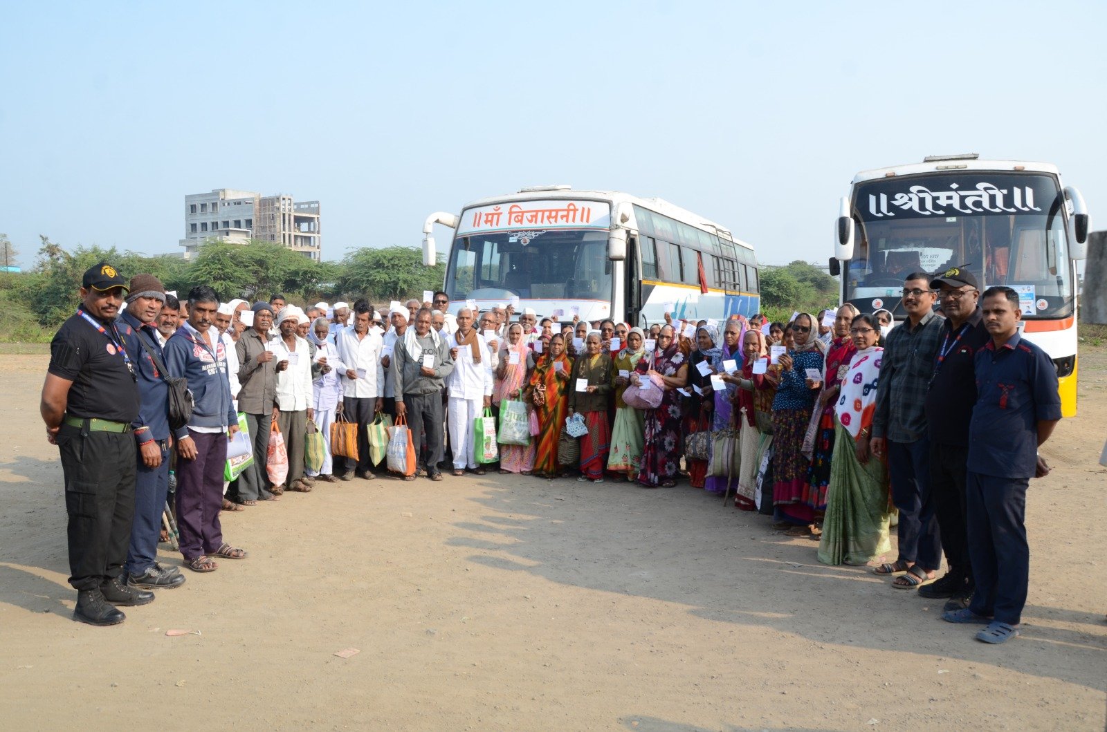 मोफत मोतिबिंदू शस्त्रक्रियेसाठी 74 रूग्ण पनवेल येथे रवाना  मंगळग्रह सेवा संस्थेचा स्तुत्य उपक्रम