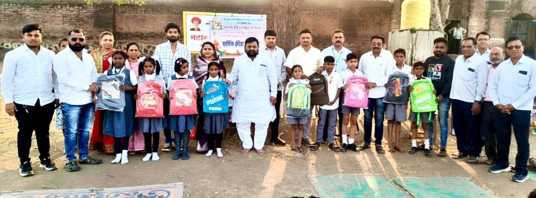 महात्मा फुले हायस्कूल येथे क्रीडा महोत्सवाचे बक्षीस वितरण !…  बक्षिस मिळाल्यानंतर मुला – मुलींच्या चेहऱ्यावरील आनंद अविस्मरणीय : ज्ञानेश्वर महाजन