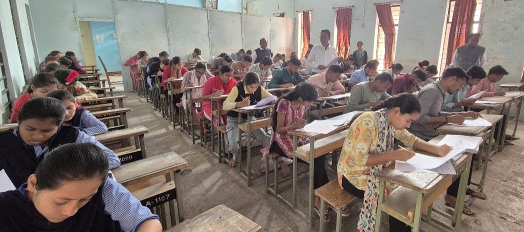 अमळनेर प्रताप कॉलेजमध्ये ज्ञानाचा उत्सव; प्रजासत्ताक दिनी १३५ विद्यार्थ्यांची सामान्य ज्ञान परीक्षा