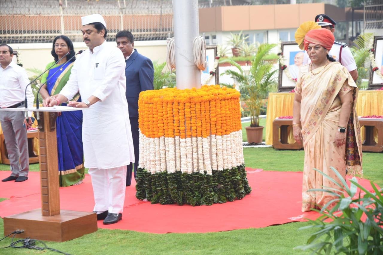 विधान भवन येथे विधानपरिषदेचे सभापती राम शिंदे यांच्या हस्ते ध्वजवंदन, उपसभापती डॉ. नीलम गोऱ्हे यांची प्रमुख उपस्थिती*  *संविधानाच्या मूल्यांवरच भारताची लोकशाही उभी– सभापती राम शिंदे*  *भारतीय प्रजासत्ताक दिन म्हणजे समान अधिकार आणि मानवी मूल्यांची जाणीव– उपसभापती डॉ. नीलम गोऱ्हे*