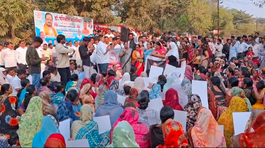 माजी आमदार शिरीष चौधरींच्या वक्तव्याने अमळनेर महिला व कार्यकर्त्यांचा उद्रेक  माजी आमदारांच्या पत्नीबद्दल अपशब्द भोवले,पालिकेसमोर जमावाने पुतळ्यास चपलांचा मार देऊन केले पुतळादहन