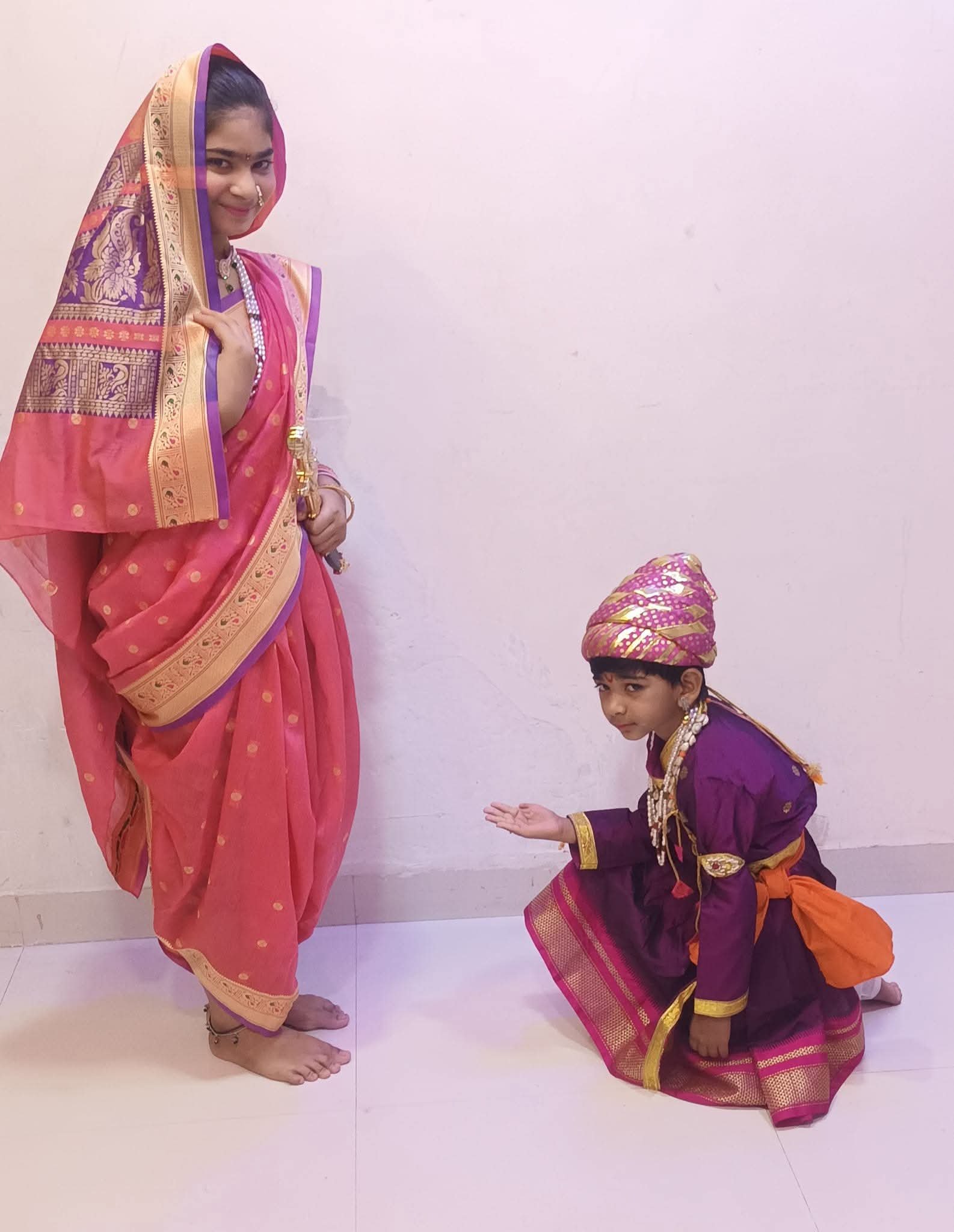 राजमाता जिजाऊ आणि बाल शिवबाच्या रूपात कु. विधी व चि. नितेश ठाकरे यांची भावस्पर्शी झलक