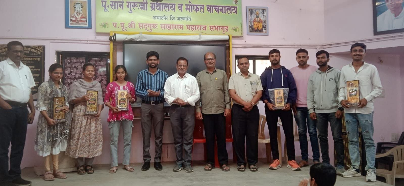 स्पर्धा परीक्षेच्या तयारीला नवी दिशा; विद्यार्थ्यांचा उत्स्फूर्त प्रतिसाद  मराठी व्याकरणावर शेखर खैरनार यांचे मार्गदर्शन; गुणवंतांचा बक्षीस देऊन गौरव