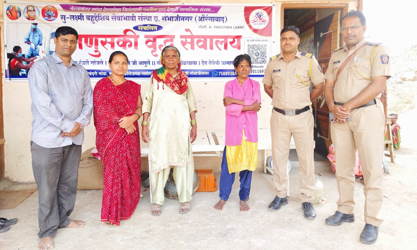 त्या दगडे मारणाऱ्या मनोरुग्ण महिलेचे नातेवाईक शोधण्यास माणुसकी समूहाला यश*  *नातेवाइकांचे अश्रू अनावर तीच्या आईने सांगितले की गेल्या दहा दिवसांपासून आम्ही तीला शोधतोय*