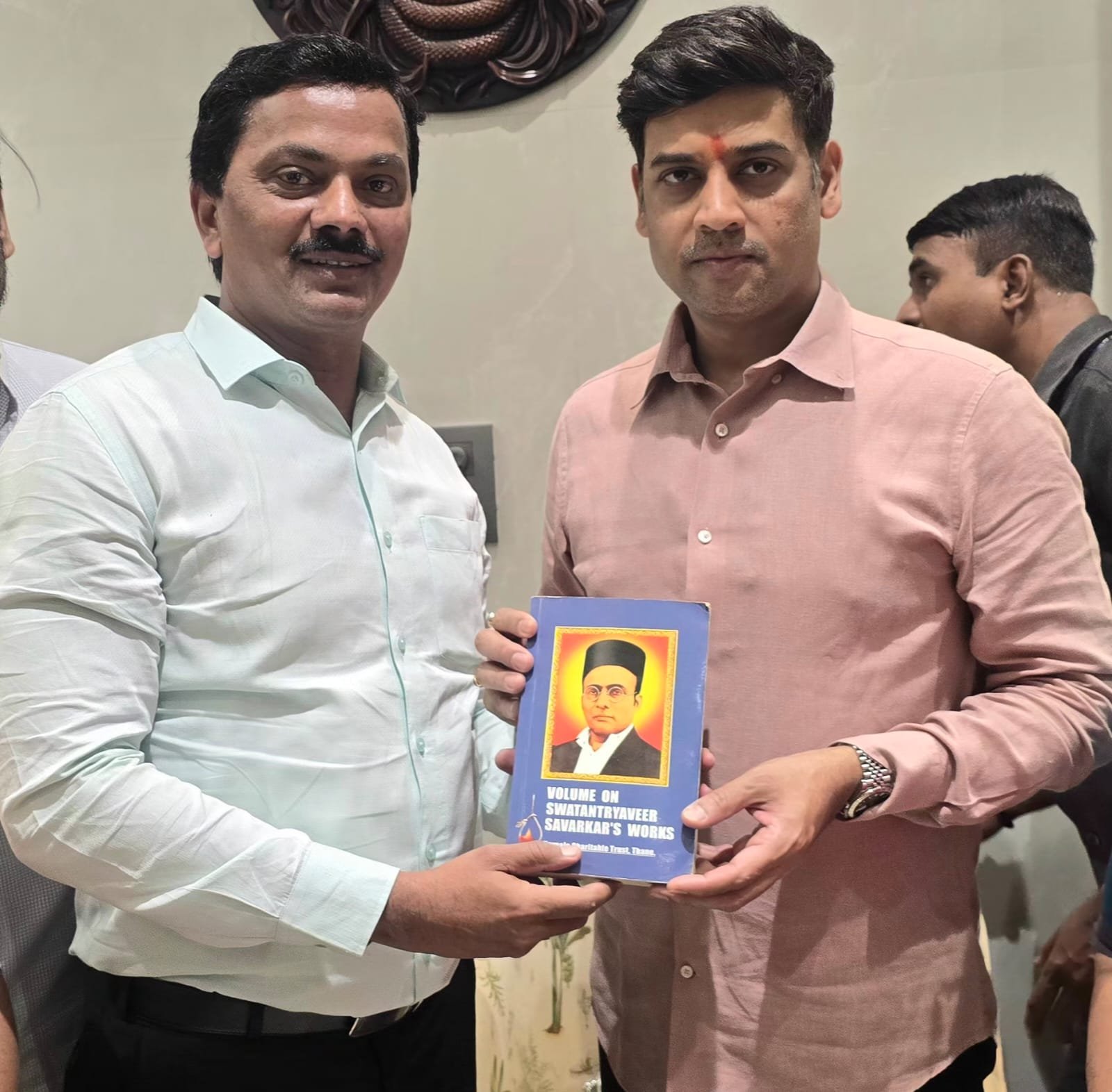 संसदरत्न खासदार डॉ श्रीकांत शिंदे यांना अनिल बोरनारे यांनी दिल्या वाढदिवसाच्या शुभेच्छा  स्वातंत्र्यवीर सावरकरांचे पुस्तक दिलं भेट