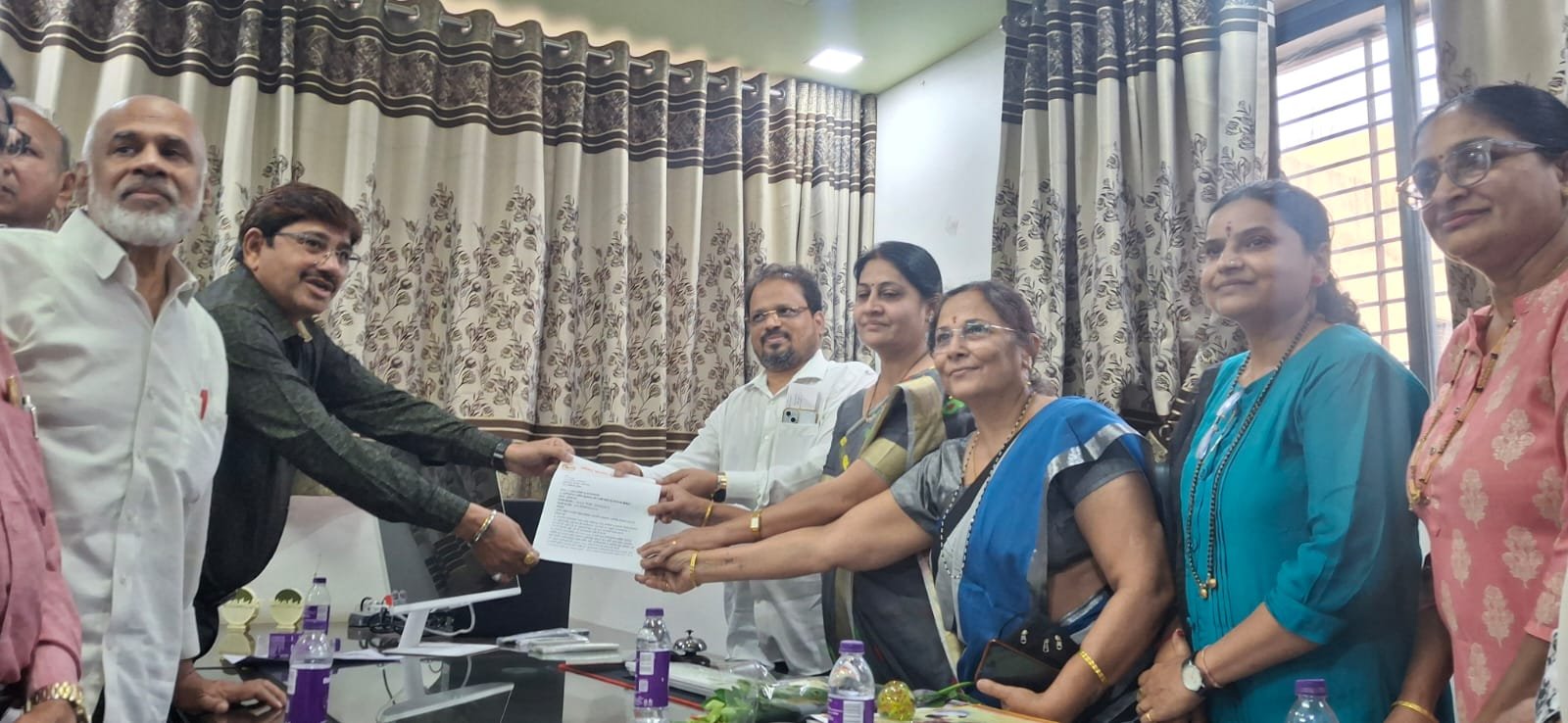 लोकवर्गणी, पाणीपट्टीवरील व्याज व प्रॉपर्टी कर रद्द करण्याची मागणी; ग्राहक पंचायतचे नगराध्यक्षांना निवेदन