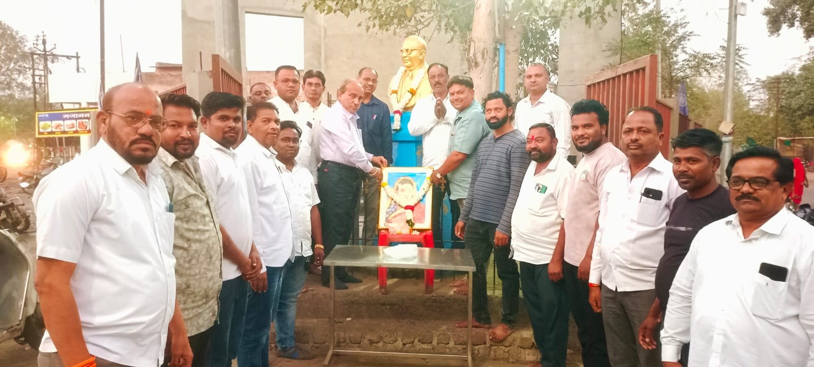 धरणगावात त्यागमूर्ती माता रमाई आंबेडकरांना अभिवादन  निस्सिम त्यागाचे मूर्तिमंत प्रतीक माता रमाई; आर.डी. महाजन सर