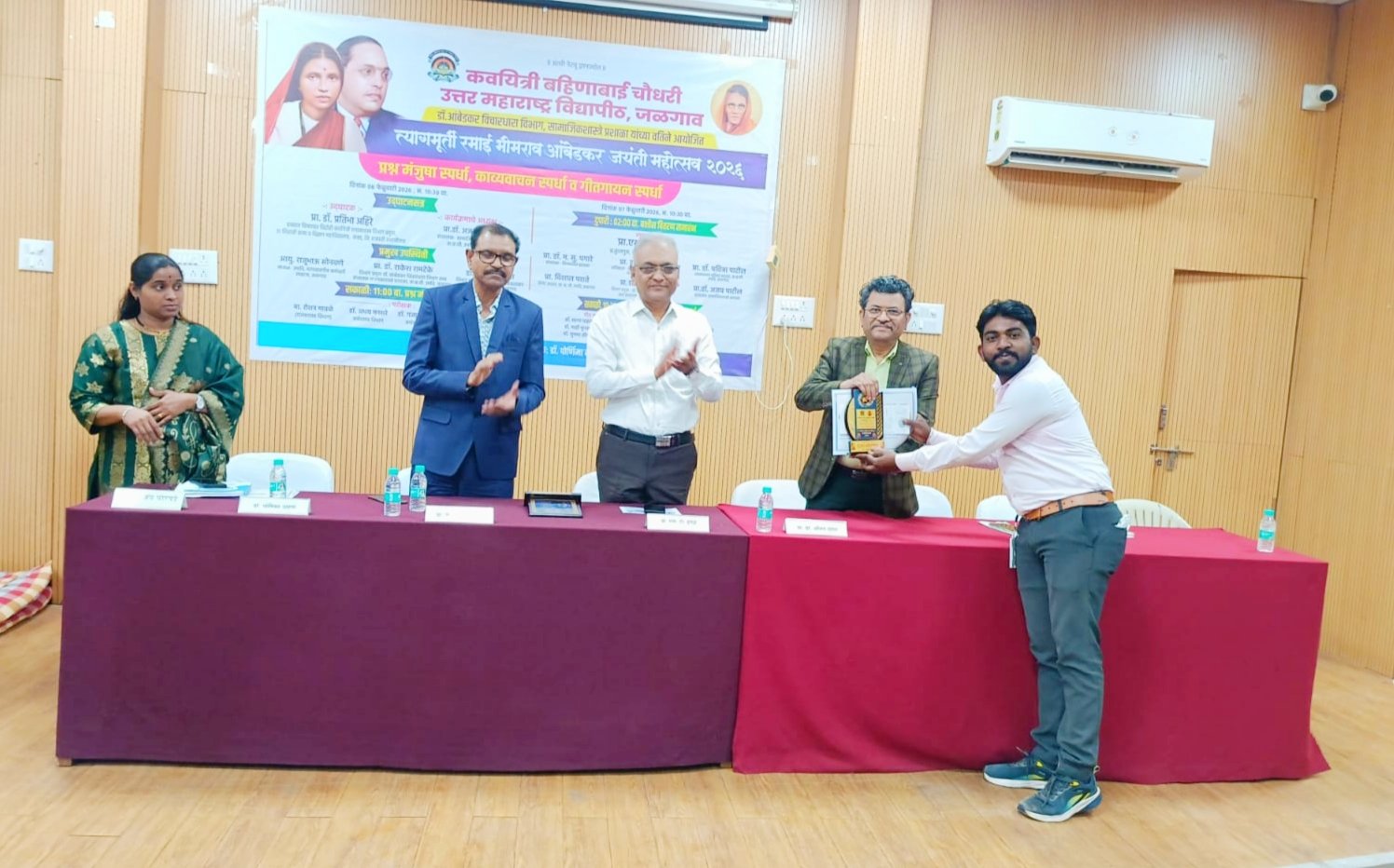 काव्यवाचन स्पर्धेत अमळनेर समाजकार्य महाविद्यालयाच्या कोळी सागर सुकदेव यांना द्वितीय क्रमांक…*