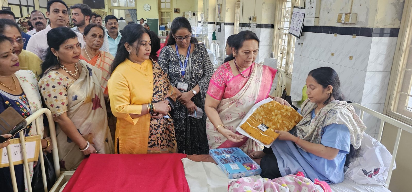 वाढदिवस माणुसकीचा: उपमुख्यमंत्री एकनाथ शिंदे यांच्या वाढदिवसाच्यानिमित्ताने जे.जे. रुग्णालयात डॉ.नीलम गोऱ्हे यांच्यावतीने नवमाता व बालकांना वस्त्रदान*