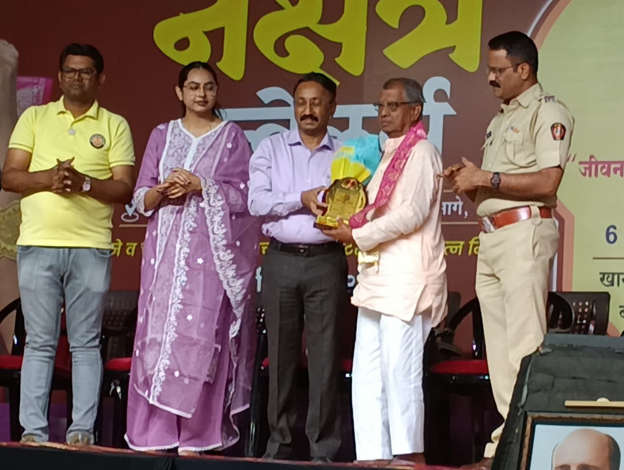 साहित्यिक सुभाष पाटील यांना रोटरी क्लब चोपडातर्फे ‘जीवनगौरव’ सन्मान   ज्येष्ठ पत्रकाराच्या सडेतोड लेखणीला सलाम; तालुका-जिल्ह्याचा अभिमान