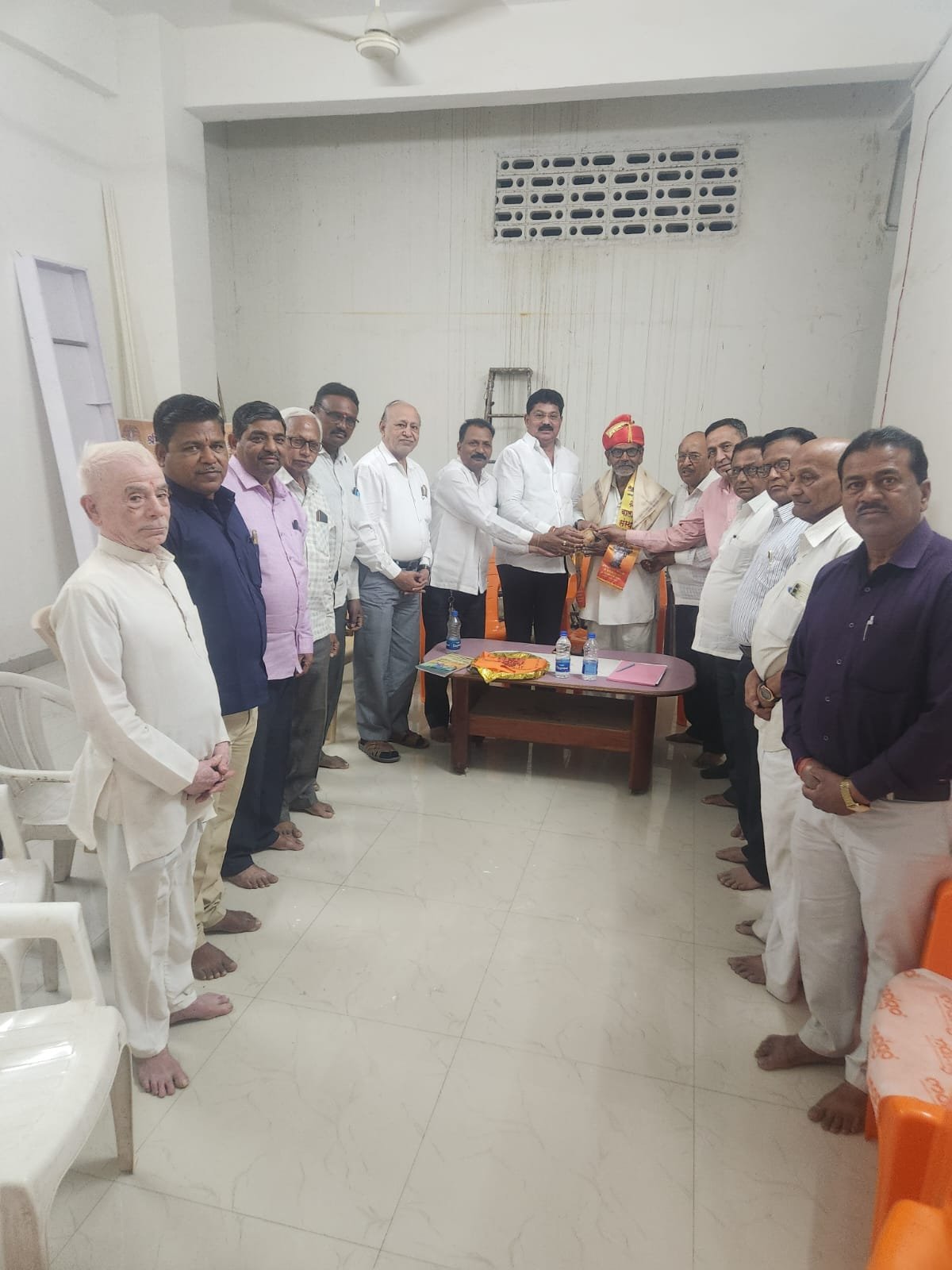 अन्नदानाची अखंड परंपरा; हरीओम बाबांचा महाप्रसाद समितीकडून यथोचित सन्मान,  पारोळ्यातील अन्नछत्र मंडळाच्या मासिक बैठकीत दानशूर भक्ताचा गौरव