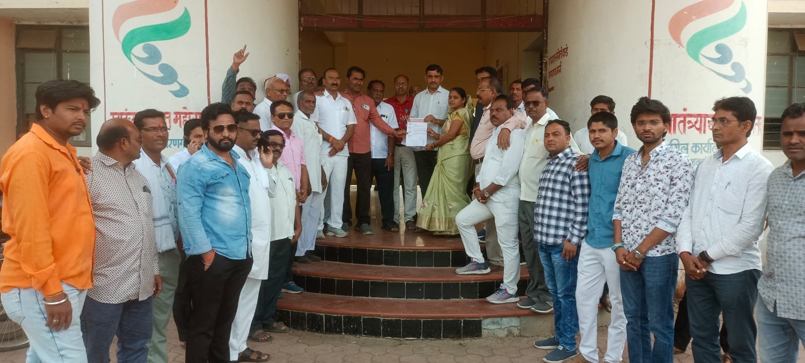 राष्ट्रपिता महात्मा फुले यांच्या स्मारकाची विटंबना करणाऱ्या समाजकंटकावर तात्काळ कारवाई करा.  माळी व ओबीसी समाजाकडून धरणगाव तहसीलला निवेदन !…..