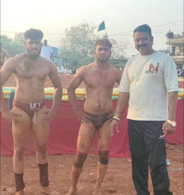 भुसावळच्या आखाड्यात अमळनेरचा मान उंचावला; पवन शिंपीची सलामी कुस्ती गाजली