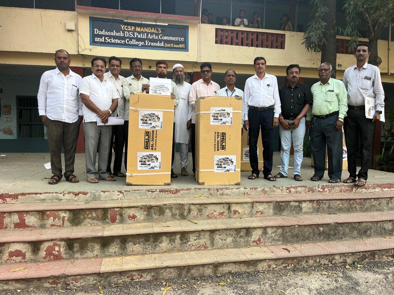 पदवीधर आमदार निधीतून १० शाळांना ‘आहुजा’ पोडीयम संच; एरंडोल तालुक्यात शैक्षणिक सुविधांना बळ