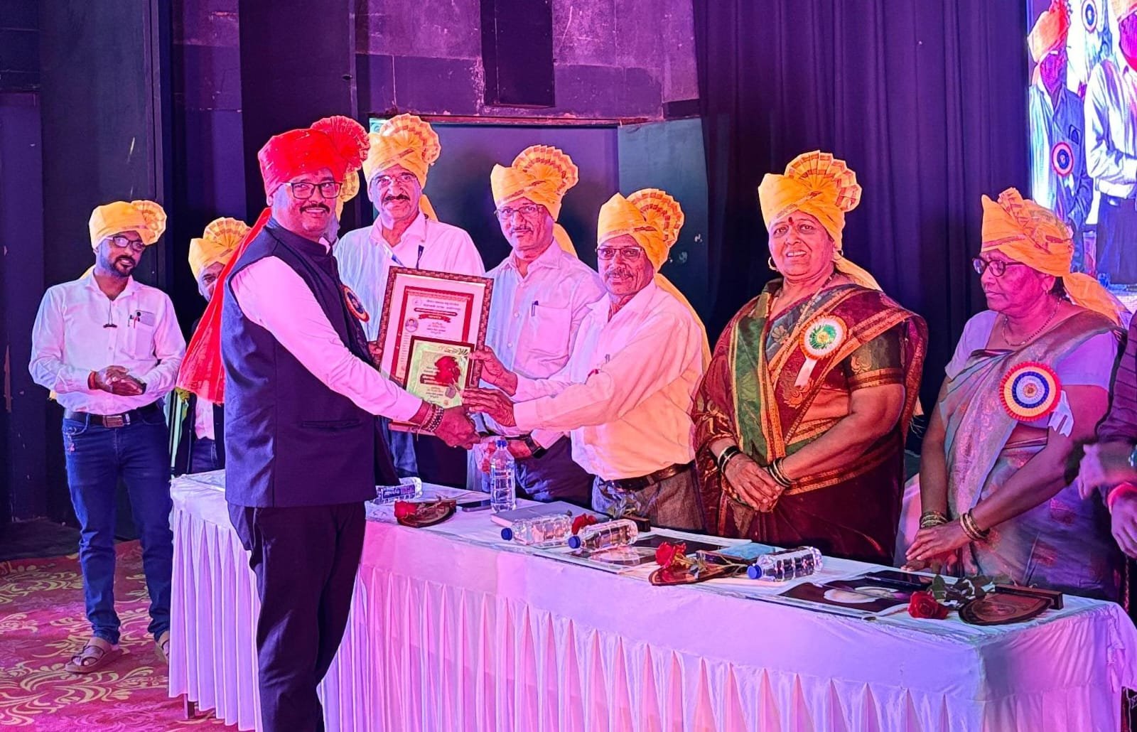 जीवनप्रकाश समाज गौरव पुरस्कार विवेक सिद्ध यांना प्रदान !*