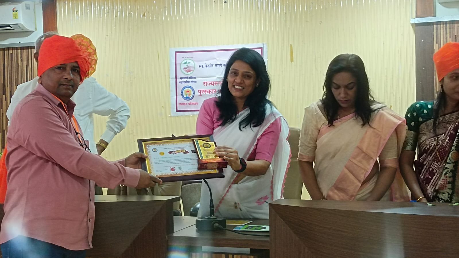 सकल ज्ञान महोत्सव २०२६ : गुणवंतांचा गौरव, पत्रकार ईश्वर महाजन यांना ‘गुणवंत पत्रकार’ पुरस्काराने सन्मान,  शिवरात्रीच्या पावन पर्वावर जळगाव येथे अल्पबचत भवनात दिमाखदार सोहळा; विविध क्षेत्रातील मान्यवरांची उपस्थिती