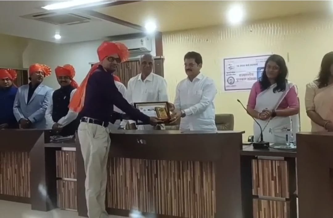 रवींद्र मोरे यांना राज्यस्तरीय ‘ज्ञानवंत पत्रकार’ पुरस्कार प्रदान