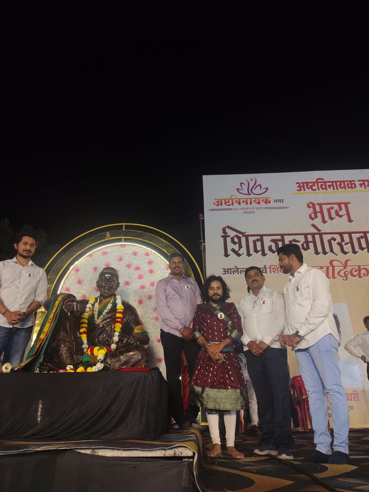 अष्टविनायक नगरात शिवजन्मोत्सव सोहळा उत्साहात संपन्न  शिवशाहीर स्वप्निल डुंबरे यांच्या दमदार शिवशायरीने अमळनेर दुमदुमले; पैठणी लकी ड्रॉने वाढवली रंगत