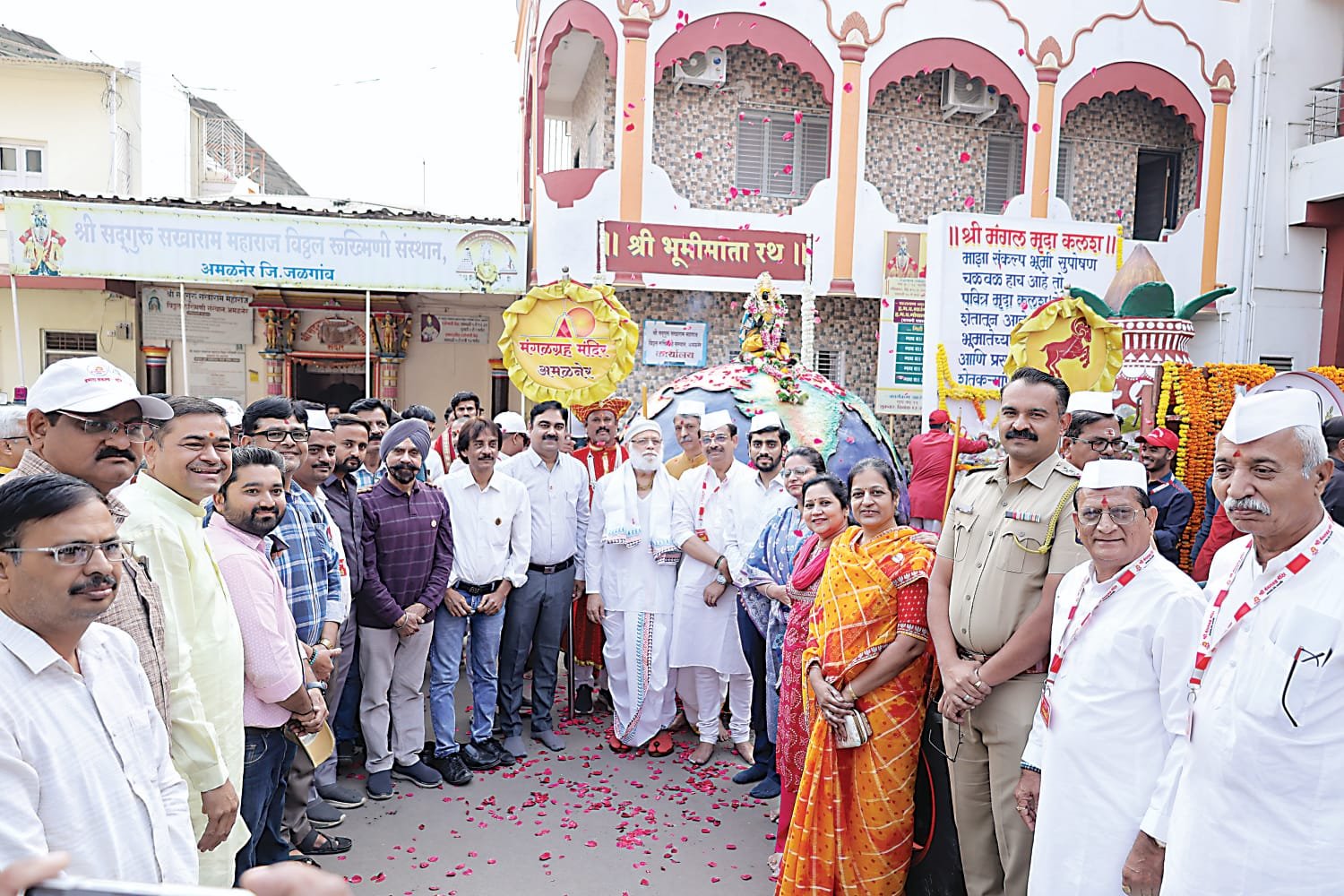 ‘माझा संकल्प-भूमी सुपोषण’साठी अमळनेरात भव्य महाशोभायात्रा; शहर दुमदुमले घोषणांनी!  ,अक्षय कृषी परिवार व मंगळग्रह सेवा संस्थेचा संयुक्त पुढाकार; सर्व घटकांचा उत्स्फूर्त सहभाग,   संतश्री सखाराम महाराज वाडी संस्थानापासून श्री मंगळग्रह मंदिरापर्यंत जल्लोषात मार्गक्रमण ,  श्री भूमीमाता रथ, ढोल-ताशे, लेझीम पथकांनी वेधले नागरिकांचे लक्ष  , शाळा-महाविद्यालये, महिला मंडळे, सामाजिक संस्थांचा मोठ्या संख्येने सहभाग ,  “माती जपा-पाणी वाचवा”सह घोषवाक्यांतून सेंद्रीय शेती व मृदा संवर्धनाचा संदेश