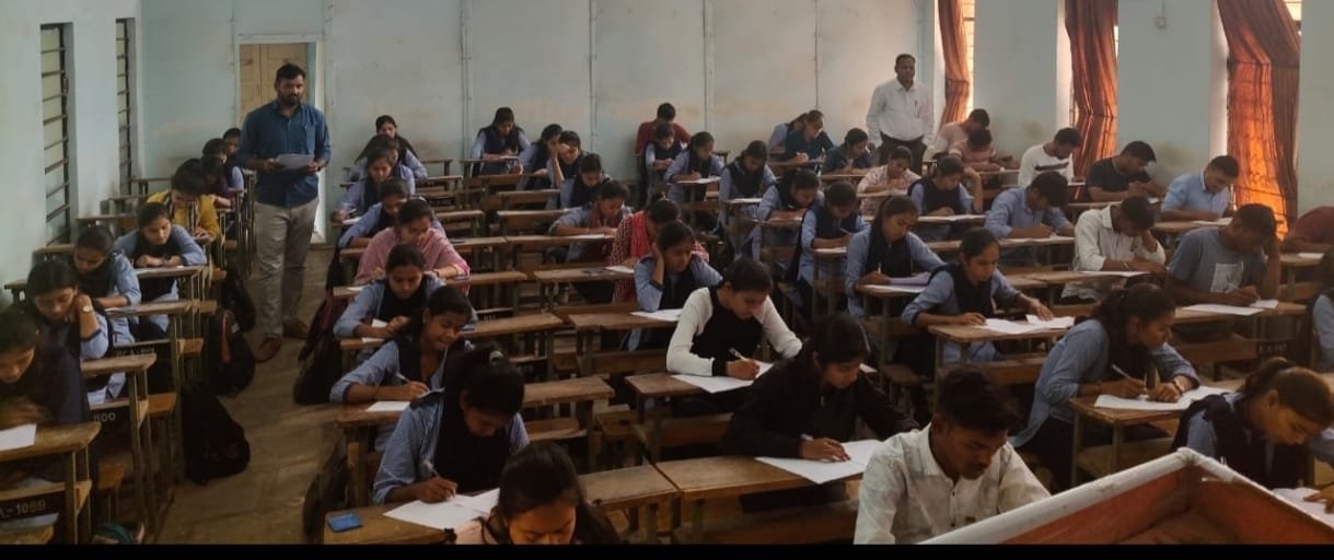 प्रताप’ मध्ये सामान्य ज्ञान परीक्षा संपन्न* —————————————- ● शिवजयंती निमित्त सामान्य ज्ञान परीक्षेचे आयोजन ● करिअर कौन्सिलिंग सेंटर व शिखर अकॅडमी यांचा संयुक्त उपक्रम ● एकूण १०९ विद्यार्थ्यांनी घेतला उत्स्फूर्तपणे सहभाग