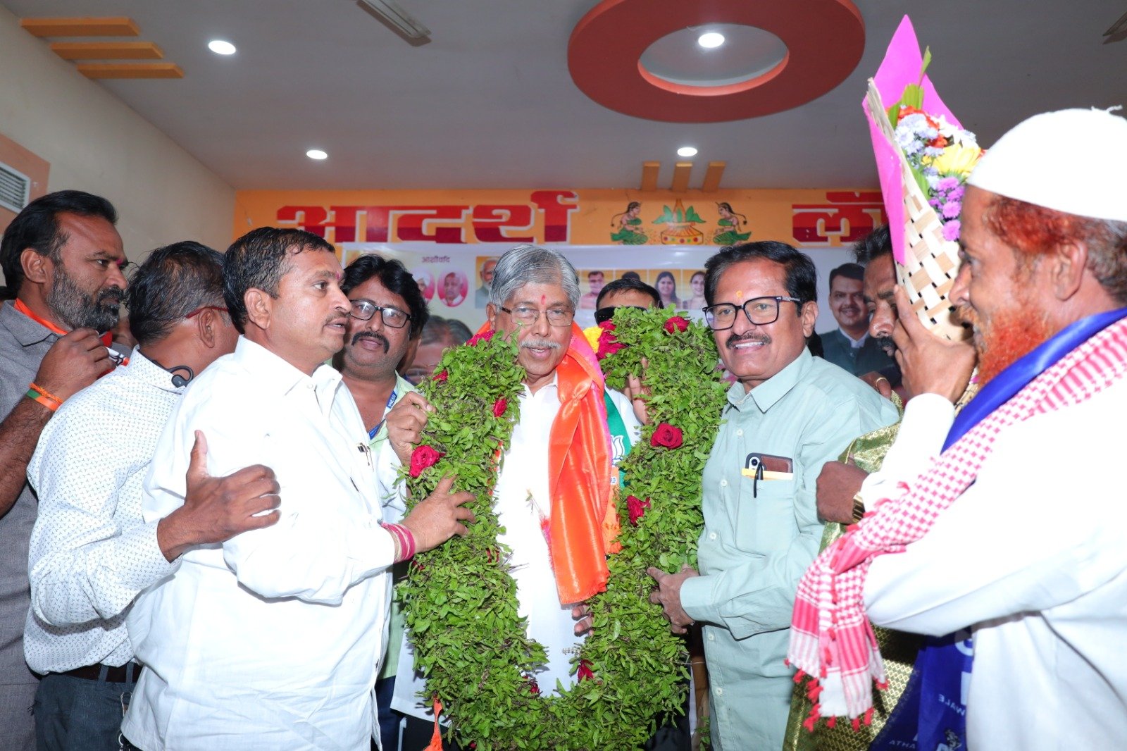 पत्रकारांच्या मुला – मुलींच्या करिअर साठी केलेल्या मदतीबद्दल मंत्री चंद्रकांत (दादा) पाटील यांचा बार्शीत पत्रकारांच्या वतीने सत्कार