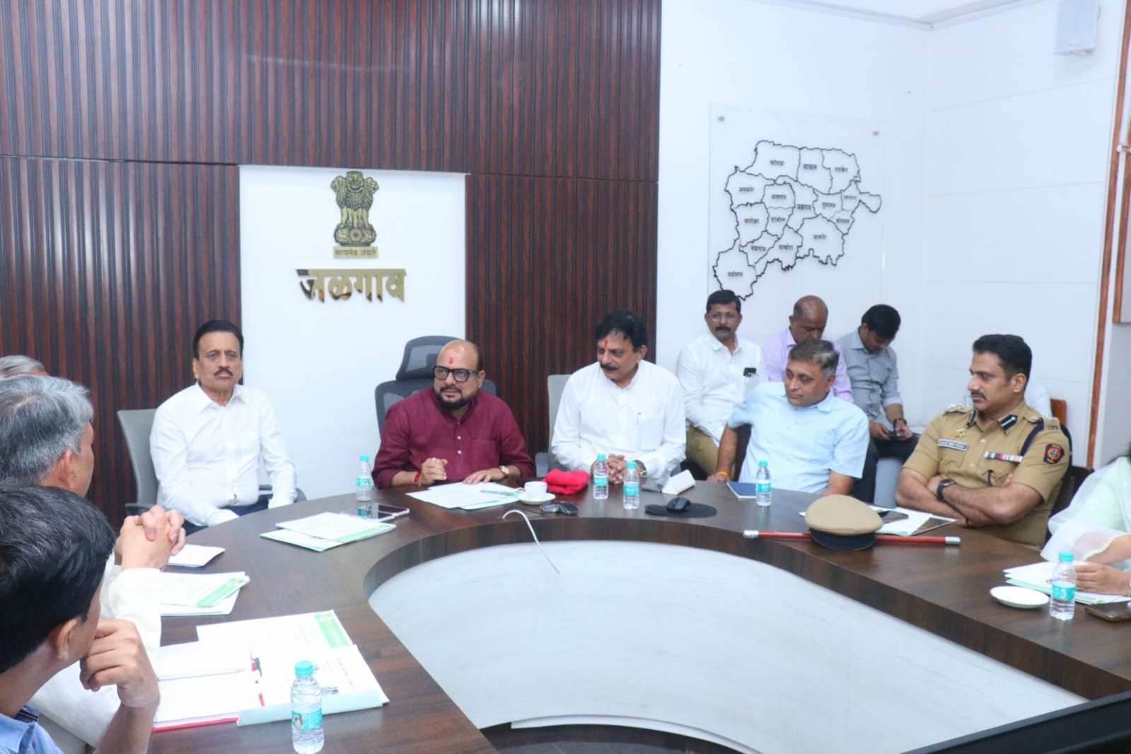 प्रशासन व सामाजिक संघटनांनी अभियान यशस्वी करण्यासाठी पुढाकार घ्यावा – पालकमंत्री गुलाबराव पाटील यांचे आवाहन* , ‘भूमी स्वस्थ तर समाज स्वस्थ’ – अमळनेरमध्ये 19 मार्चपासून भूमी सुपोषण व संरक्षण अभियानाचा शुभारंभ