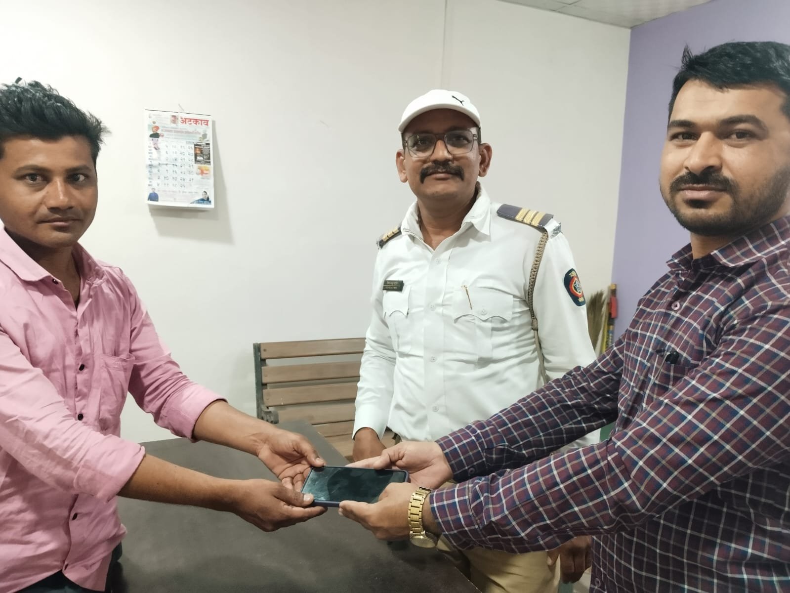 प्रामाणिकपणाचा आदर्श! बसमध्ये सापडलेला मोबाईल ट्राफिक पोलिसांसमक्ष परत; राहुल धनगर यांचे मोलाचे उदाहरण