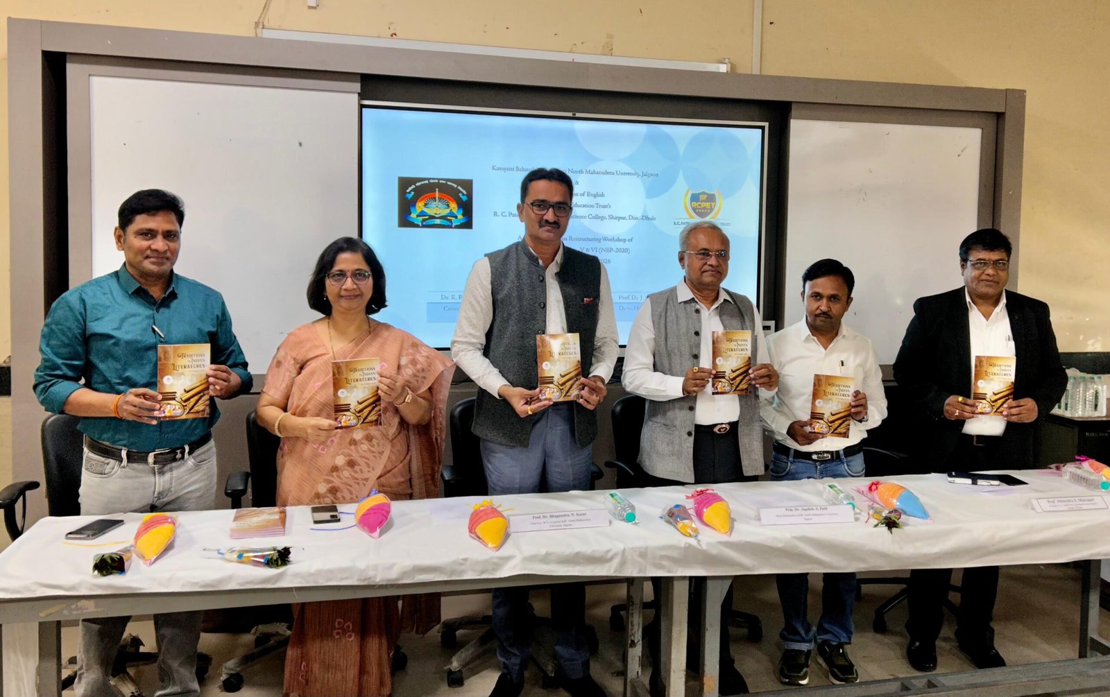 भारतीय ज्ञानपरंपरेचा इंग्रजीतून वेध : डॉ. लिलाधर पाटील यांच्या ‘ट्रॅडिशन्स इन इंडियन लिटरेचर्स’ पुस्तकाचे प्रकाशन