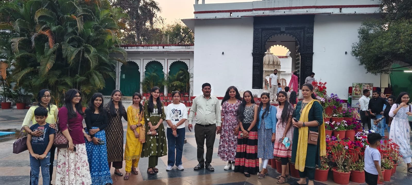 प्रताप’च्या विद्यार्थ्यांनी केला स्थापत्य कलेचा अभ्यास*| इतिहास विभागाचा अभिनव उपक्रम-