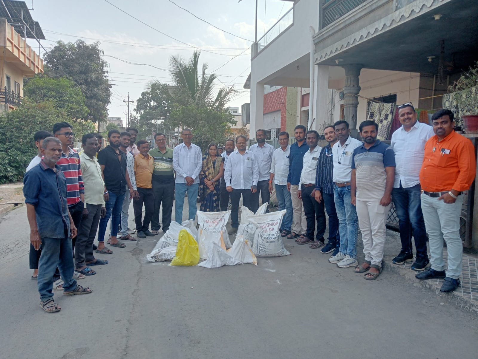 डेंग्यू-मलेरियावर प्रहार; प्रभाग १६ मध्ये BSC पावडर फवारणीचा शुभारंभ नगराध्यक्षांच्या हस्ते!