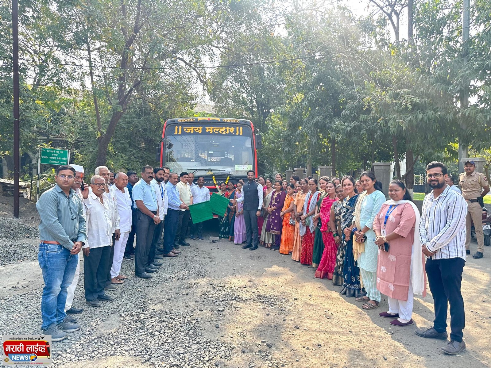 फार्मर कप प्रशिक्षणासाठी शेतकरी रवाना* *जिल्हाधिकारी रोहन घुगे यांनी दाखवला बस ला हिरवा झेंडा*