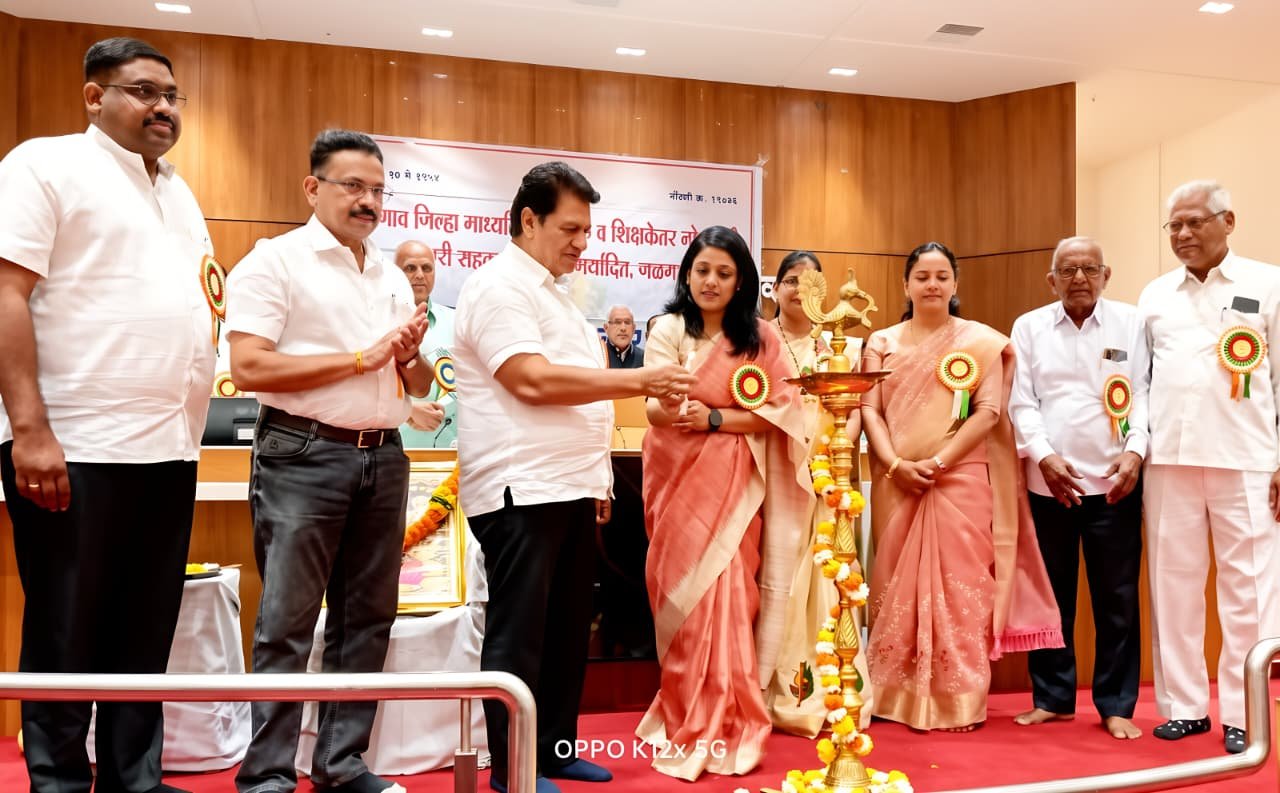 स्वतःची स्वतंत्र ओळख निर्माण करा’ – सेवानिवृत्त प्राचार्य निळकंठ गायकवाड यांचा विद्यार्थ्यांना संदेश ,  २२६ गुणवंत पाल्यांचा चांदीच्या नाण्यांनी सन्मान; मान्यवरांच्या उपस्थितीत प्रेरणादायी समारंभ