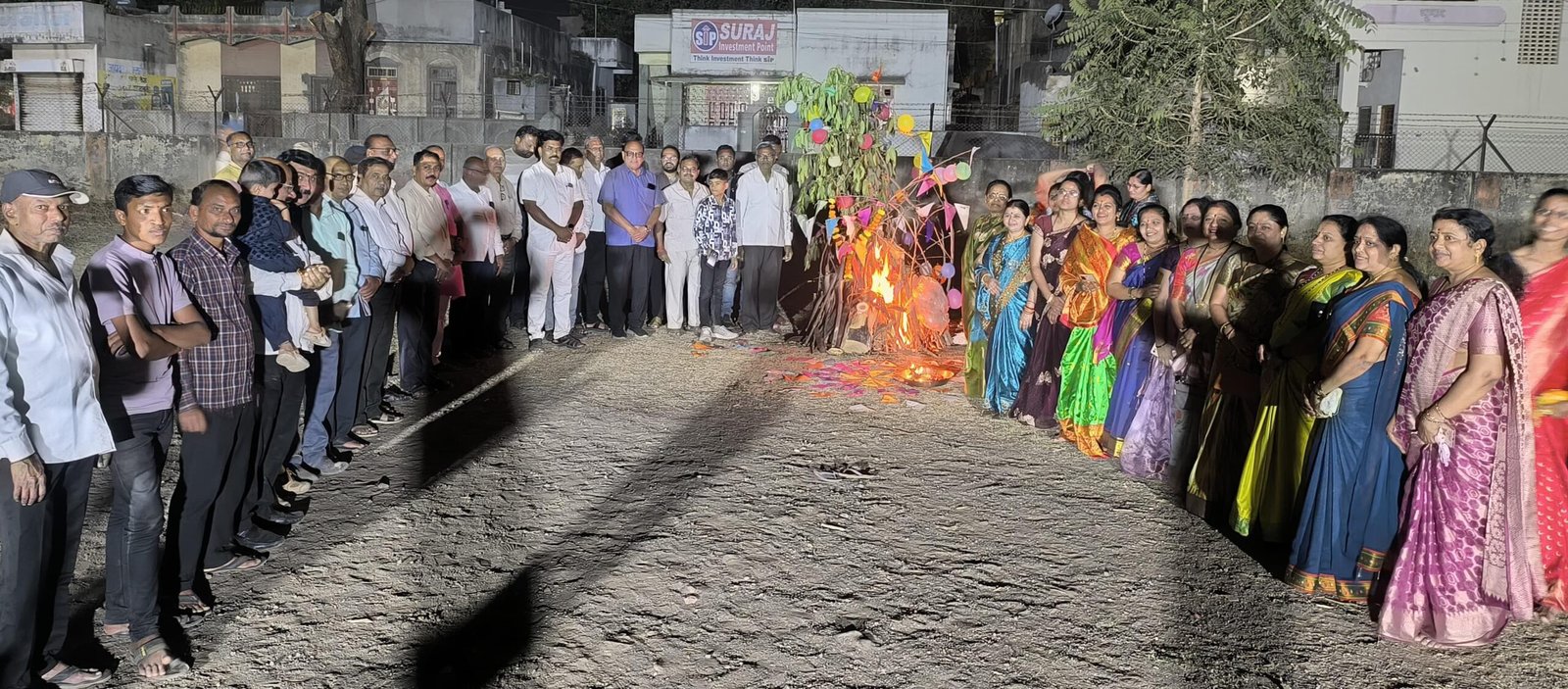 उंबराच्या दांड्याने सजली परंपरेची होळी; अमळनेरमध्ये ठाकूर समाजाचा शिमगा उत्सव उत्साहात प्रारंभ   महिलांच्या हस्ते विधिवत पूजन; ‘होळी रे होळी’च्या गजरात पाच दिवसीय उत्सवाला सुरुवात
