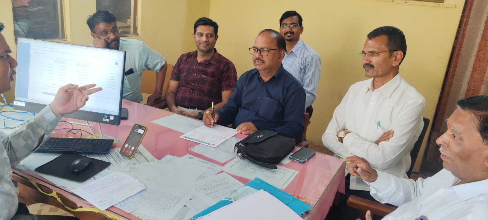 प्रलंबित प्रश्नांसाठी जुक्टो पदाधिकाऱ्यांची वेतन पथक अधीक्षकांकडे धडक भेट