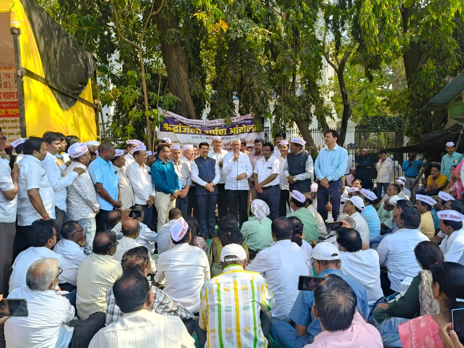 पेन्शन योद्ध्यांना श्रद्धांजली, न्यायासाठी पुन्हा एल्गार; मुंबईत भावनिक आंदोलन  ,”न्याय मिळेपर्यंत लढा सुरूच” – आझाद मैदानात पेन्शन पीडितांची ठाम भूमिका  , जुनी पेन्शन हक्कासाठी राज्यभरातून शिक्षक-कर्मचारी एकत्र; मुंबईतील आंदोलनाने वेधले लक्ष