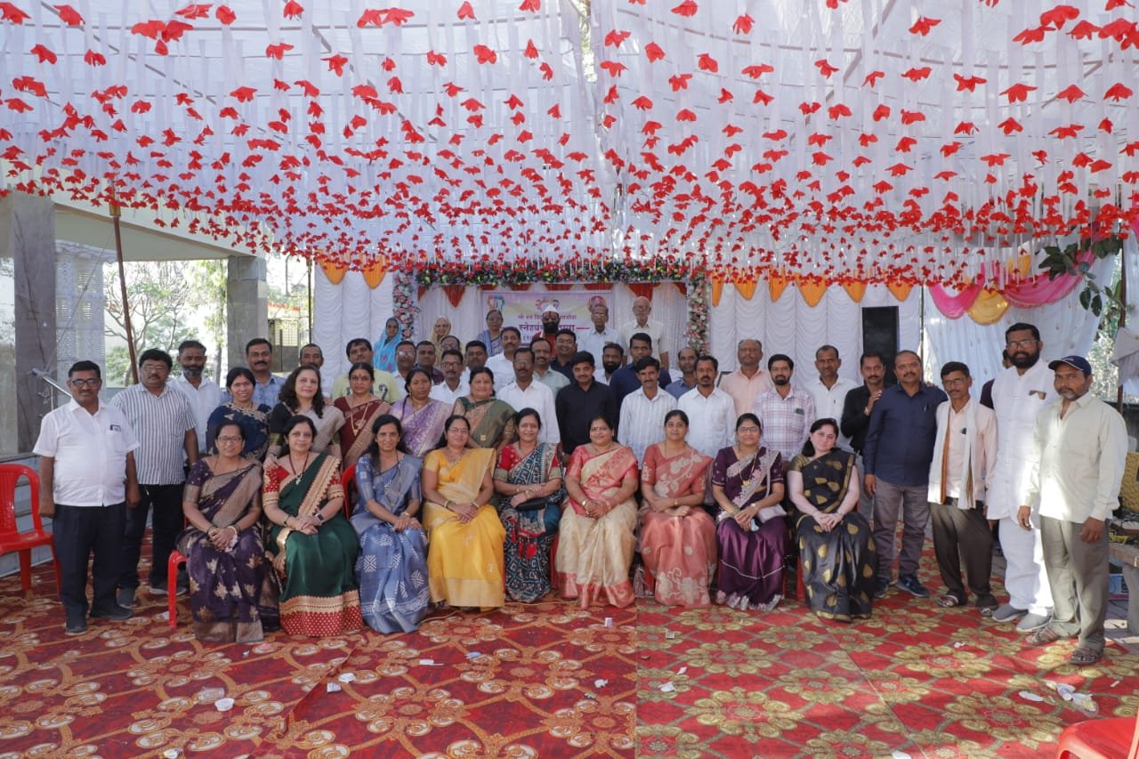 ३० वर्षांनंतर जुने मित्र एकत्र; पातोंडा येथील दत्त विद्यामंदिरच्या माजी विद्यार्थ्यांचा स्नेहमेळावा उत्साहात