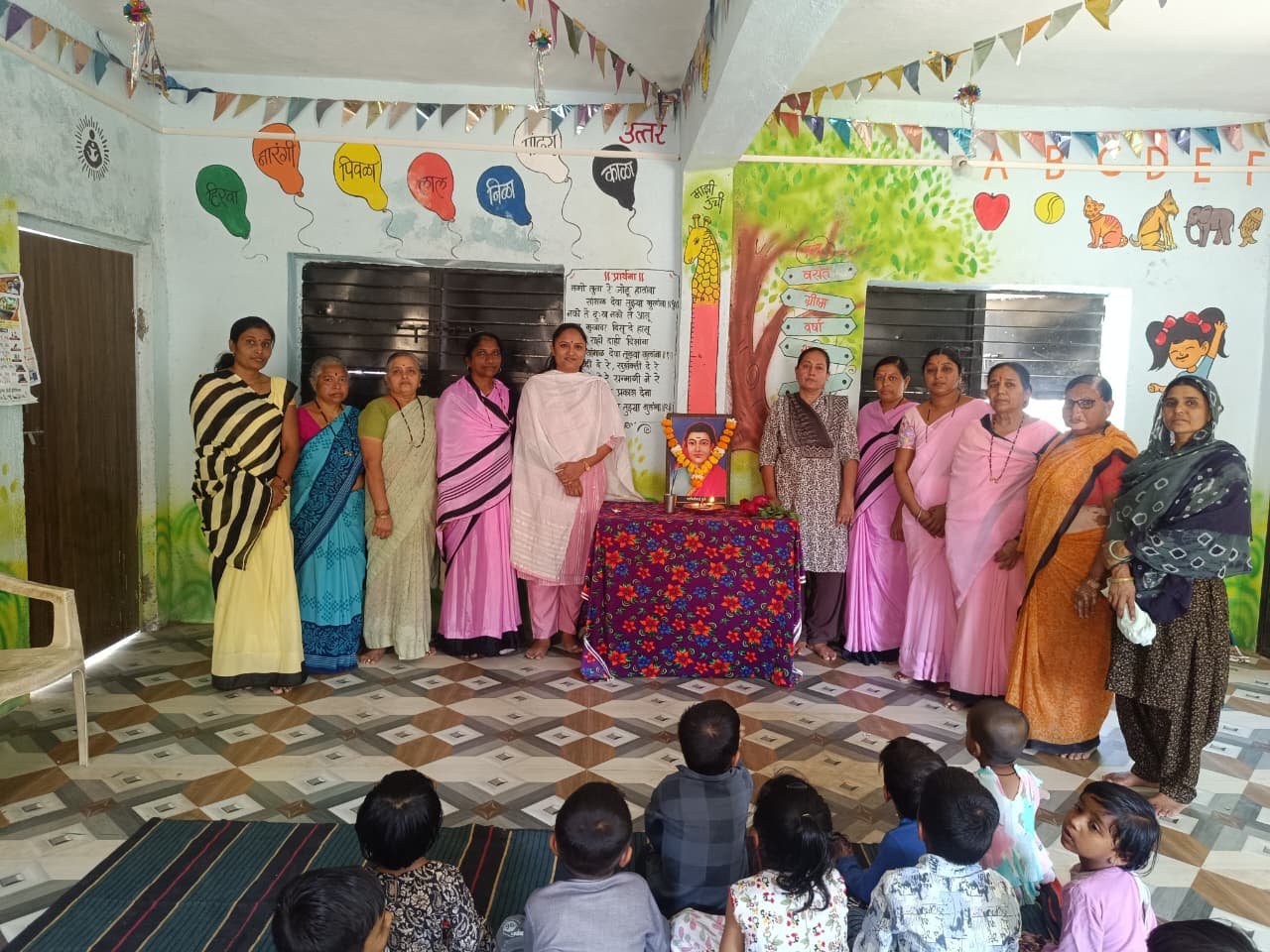 जागतिक महिला दिनानिमित्त अंगणवाडी सेविका व मदतनीसांचा सन्मान ,  अभिलाषा (आशा) भिला रोकडे यांच्या हस्ते विद्यार्थ्यांच्या उज्ज्वल भविष्यासाठी कार्य करणाऱ्या कार्यकर्त्यांचा सत्कार